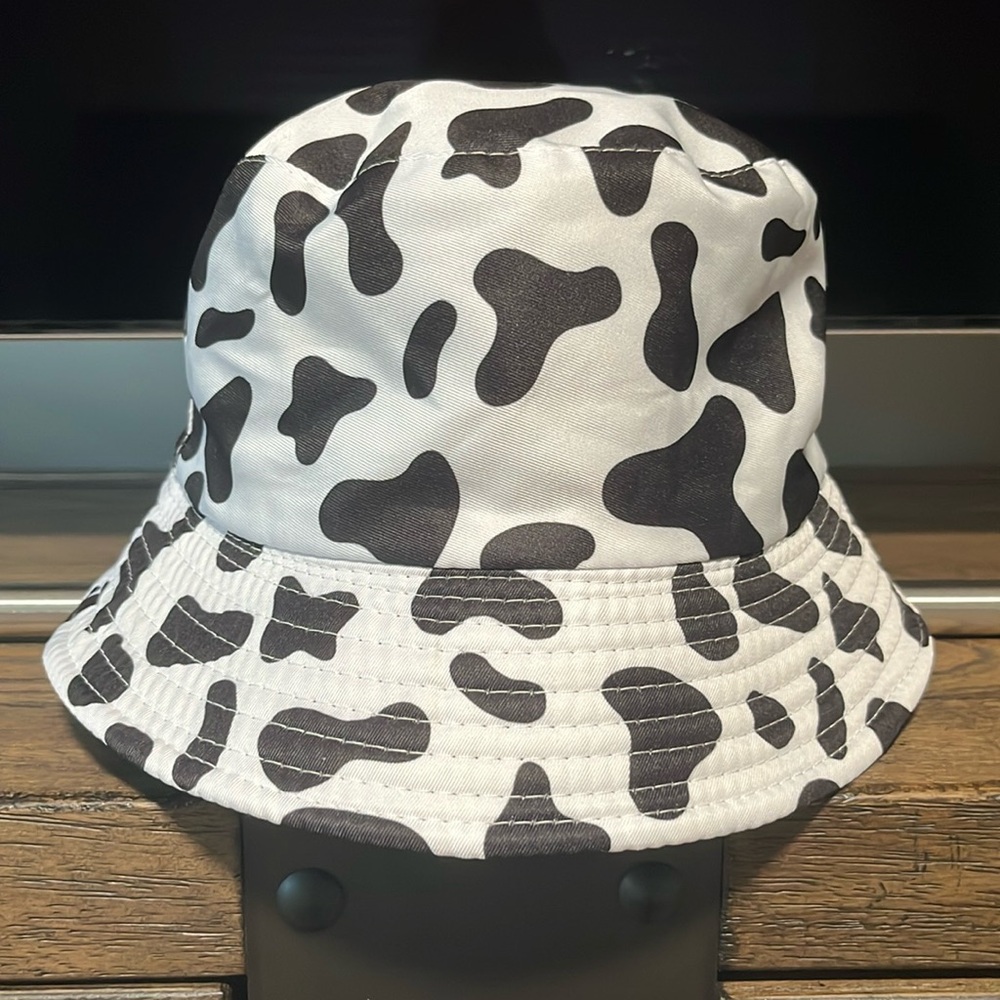 🛍️5️⃣ / 💲2️⃣5️⃣🛍️ - Reversible Black/White Cow Print Bucket Hat